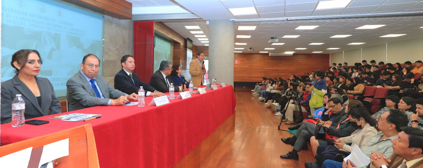 UATx abre la discusión a temas que impactan en la crisis civilizatoria